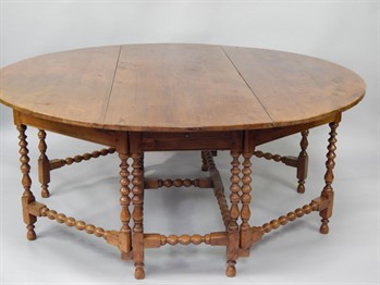 313 A late 17thC Irish yew wood drop leaf double gateleg dining table