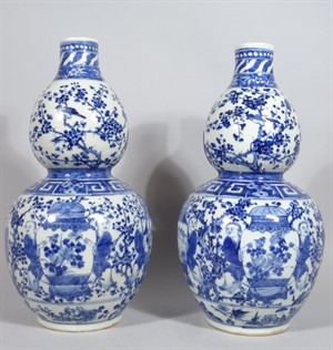 3035 A pair of Chinese blue and white porcelain double gourd vases